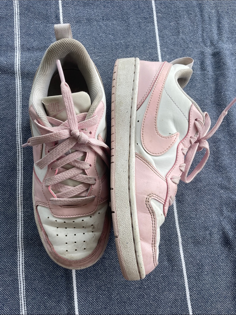 Nike Girl's Low Top Sneakers in Pink and White Leather Size 5Y